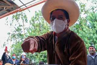 Il possibile nuovo presidente eletto del Perù condanna l'attacco contro i contadini